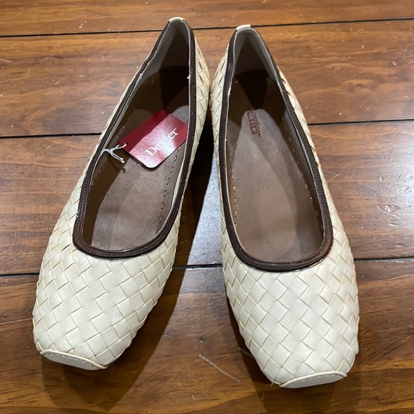 Dexter beige woven flats (sz 7 1/2) - Picture 1 of 6